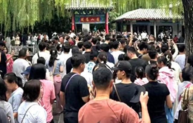 2025国庆节旅游人多_高速堵车排队预约_超级黄金周2亿人出行高铁票秒光