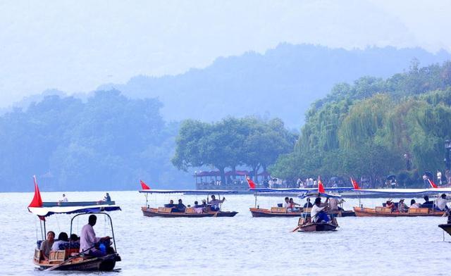 超级黄金周2亿人出行高铁票秒光_高速堵车排队预约_2025国庆节旅游人多