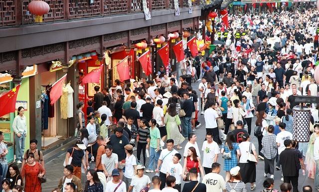 超级黄金周2亿人出行高铁票秒光_高速堵车排队预约_2025国庆节旅游人多